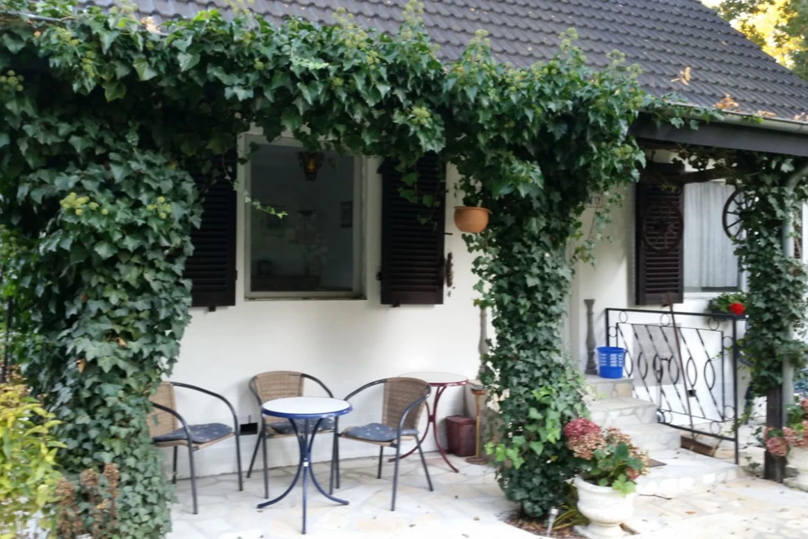 Monteurzimmer: Ferienhaus Schatz mit der Terrasse vor dem Häuschen - Ferienhaus Schatz