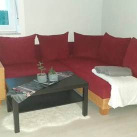 Monteurzimmer: Couch und Couchtisch - S'Platzl am Tor zum boarischn Woid 