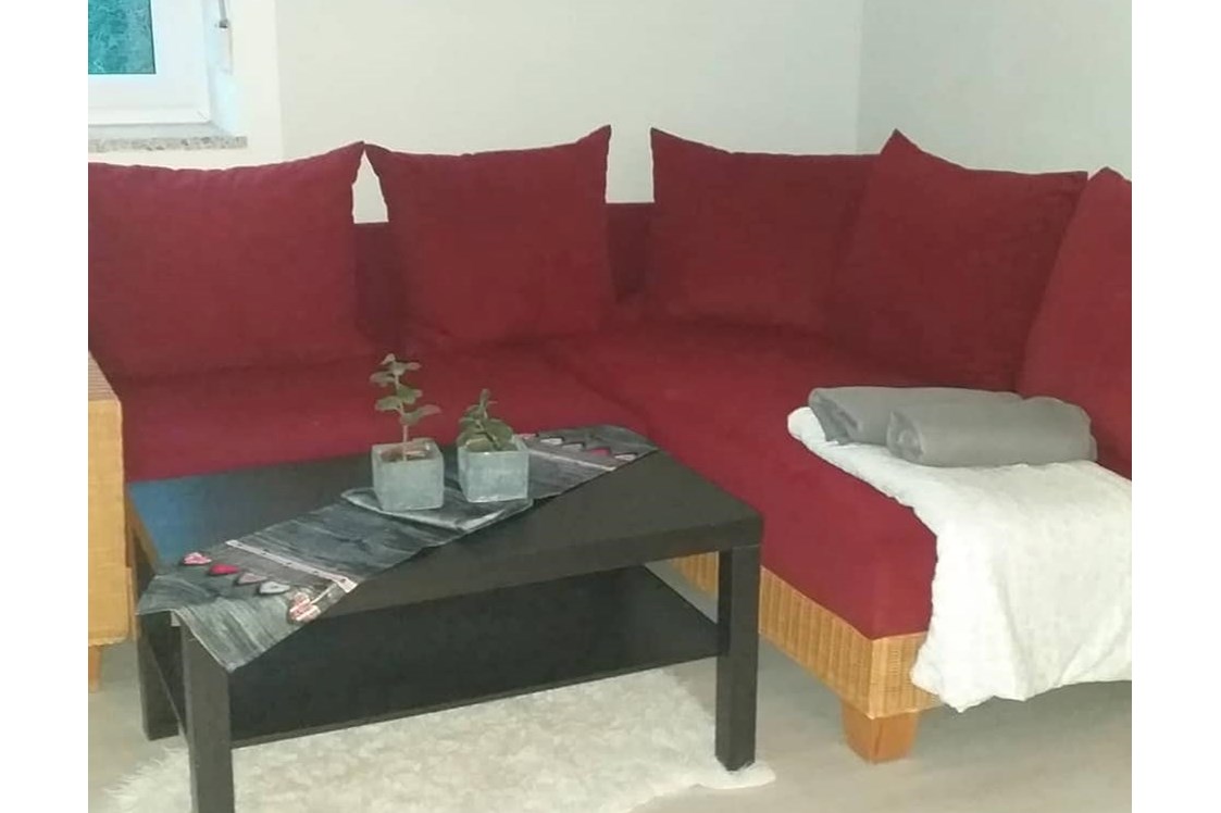 Monteurzimmer: Couch und Couchtisch - S'Platzl am Tor zum boarischn Woid 