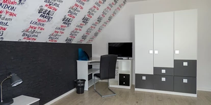 Monteurwohnung - PLZ 36043 (Deutschland) - Zimmer mit Kleiderschrank, Schreibtisch mit TV - Schönes, modernes, möbliertes Zimmer in 3er WG