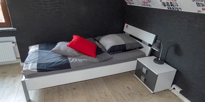 Monteurwohnung - PLZ 36043 (Deutschland) - Bett ( Größe 100 x 200 cm) - Schönes, modernes, möbliertes Zimmer in 3er WG