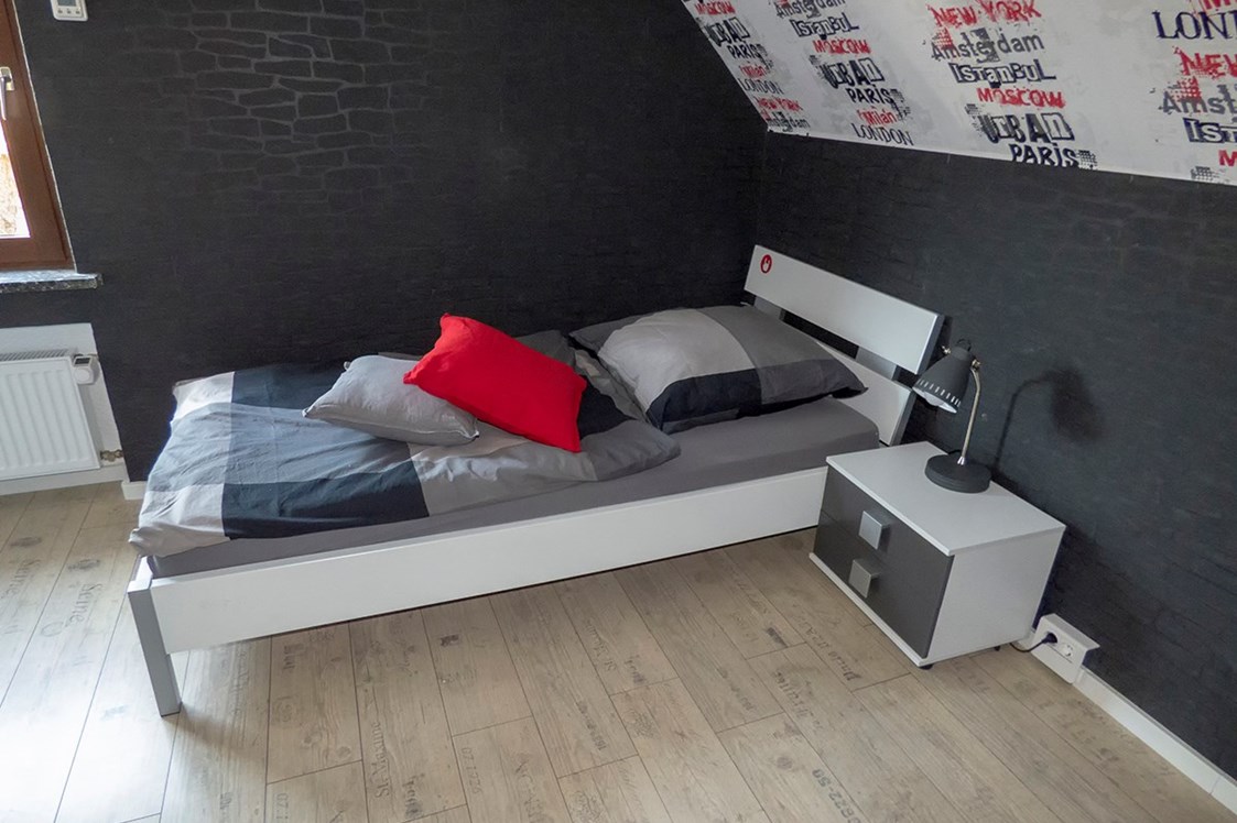 Monteurzimmer: Bett ( Größe 100 x 200 cm) - Schönes, modernes, möbliertes Zimmer in 3er WG 