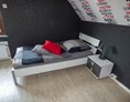 Monteurzimmer: Bett ( Größe 100 x 200 cm) - Schönes, modernes, möbliertes Zimmer in 3er WG 