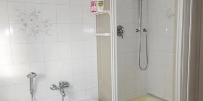 Monteurwohnung - PLZ 36043 (Deutschland) - Bad mit Wanne und Dusche - Schönes, modernes, möbliertes Zimmer in 3er WG