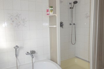 Monteurzimmer: Bad mit Wanne und Dusche - Schönes, modernes, möbliertes Zimmer in 3er WG 