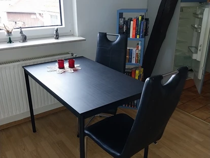 Monteurwohnung - Bettwäsche: Bettwäsche gegen Gebühr - Deutschland - Tisch im großen Wohnraum - Monteurwohnung Andy