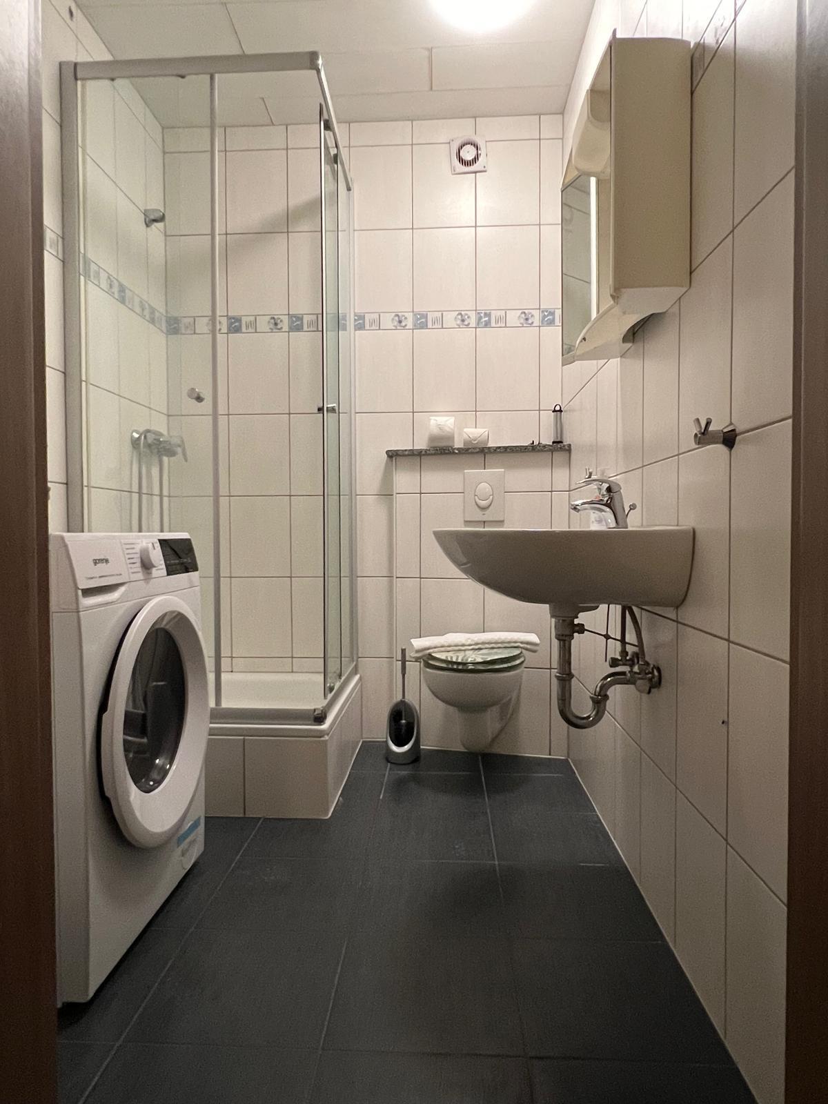 Monteurzimmer: Badezimmer - KMK Monteure - Apartments & Häuser Besch - LUXEMBURG