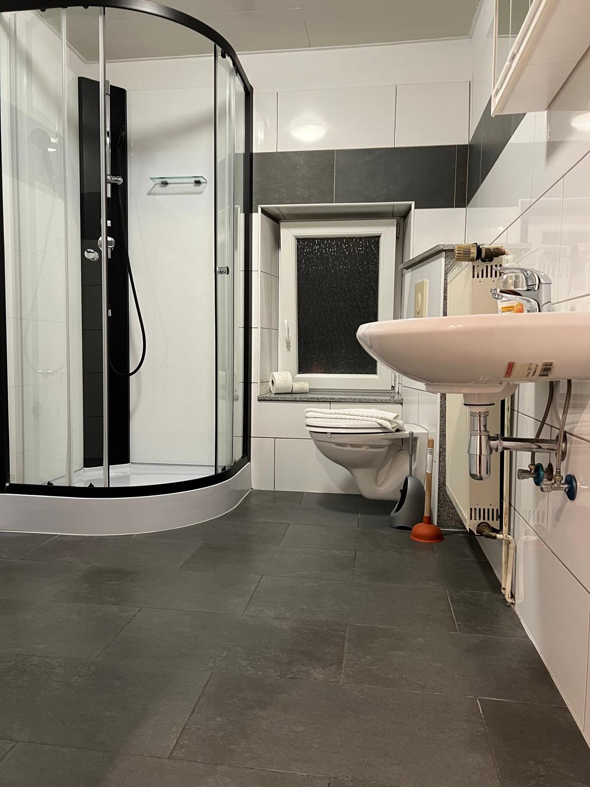 Monteurwohnung - Einzelbetten - Merzig - Badezimmer - KMK Monteure - Apartments & Häuser NENNIG – LUXEMBURG