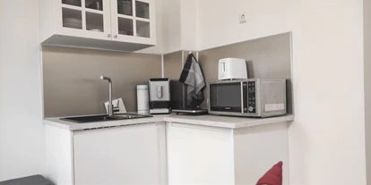Monteurwohnung - PLZ 75433 (Deutschland) - Gästezimmer La Siesta - Kochnische mit Kaffeeautomat, mini Kühlschrank und Mikrowelle - Gästezimmer La Siesta