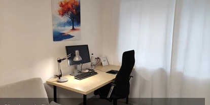 Monteurwohnung - PLZ 75433 (Deutschland) - Gästezimmer La Siesta - Eine stabile Internetverbindung mit einem dedizierten Fritzbox-Router bis ca. 60 Mbit/s, steht Ihnen kostenlos zur Verfügung. Darüber hinaus finden Geschäftsreisende hier eine komfortable Home-Office Umgebung. - Gästezimmer La Siesta