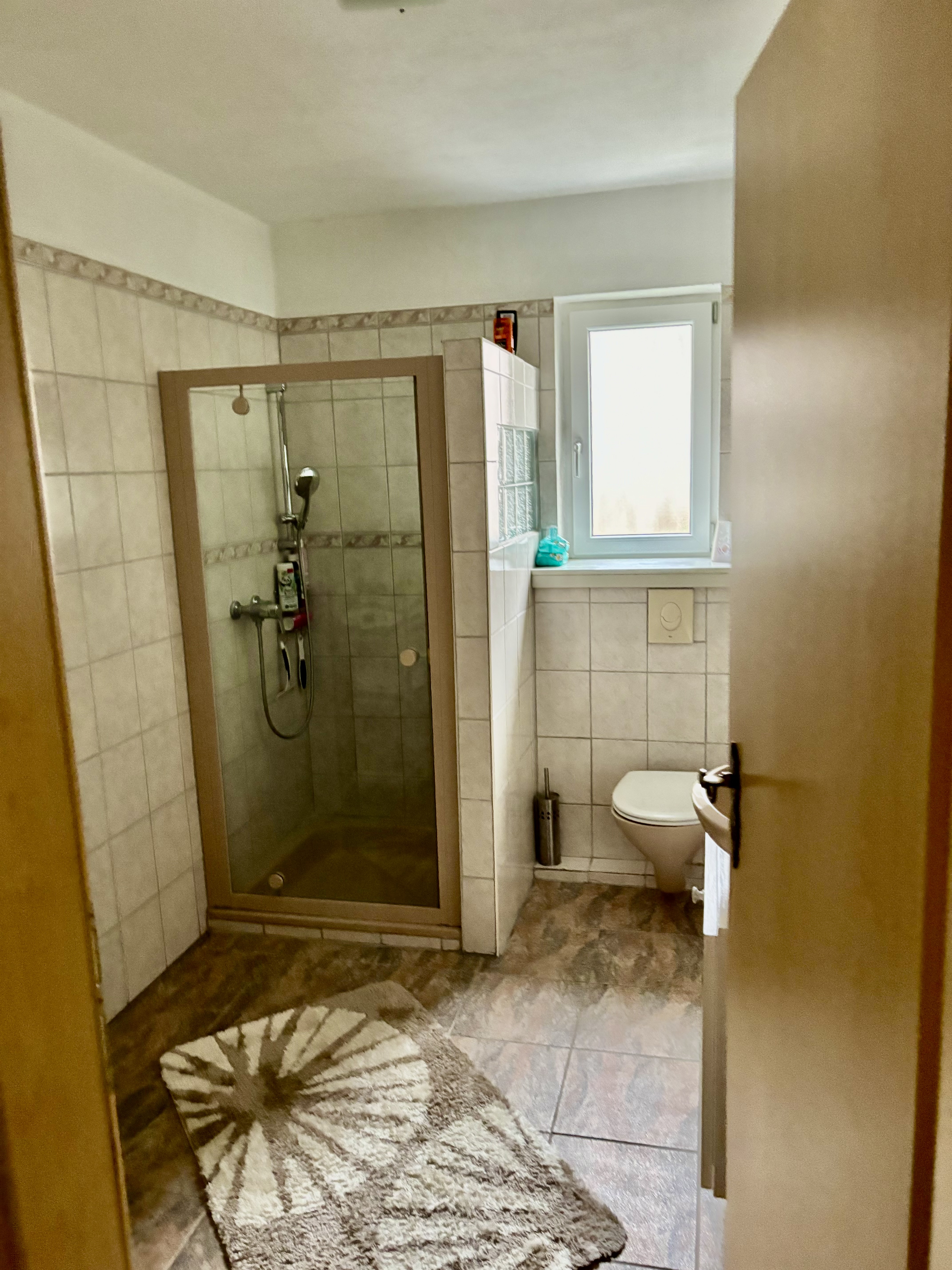 Monteurwohnung - PLZ 94469 (Deutschland) - Bad EG mit Dusche
Bad OG mit Wanne - Monteurzimmer Straßkirchen 