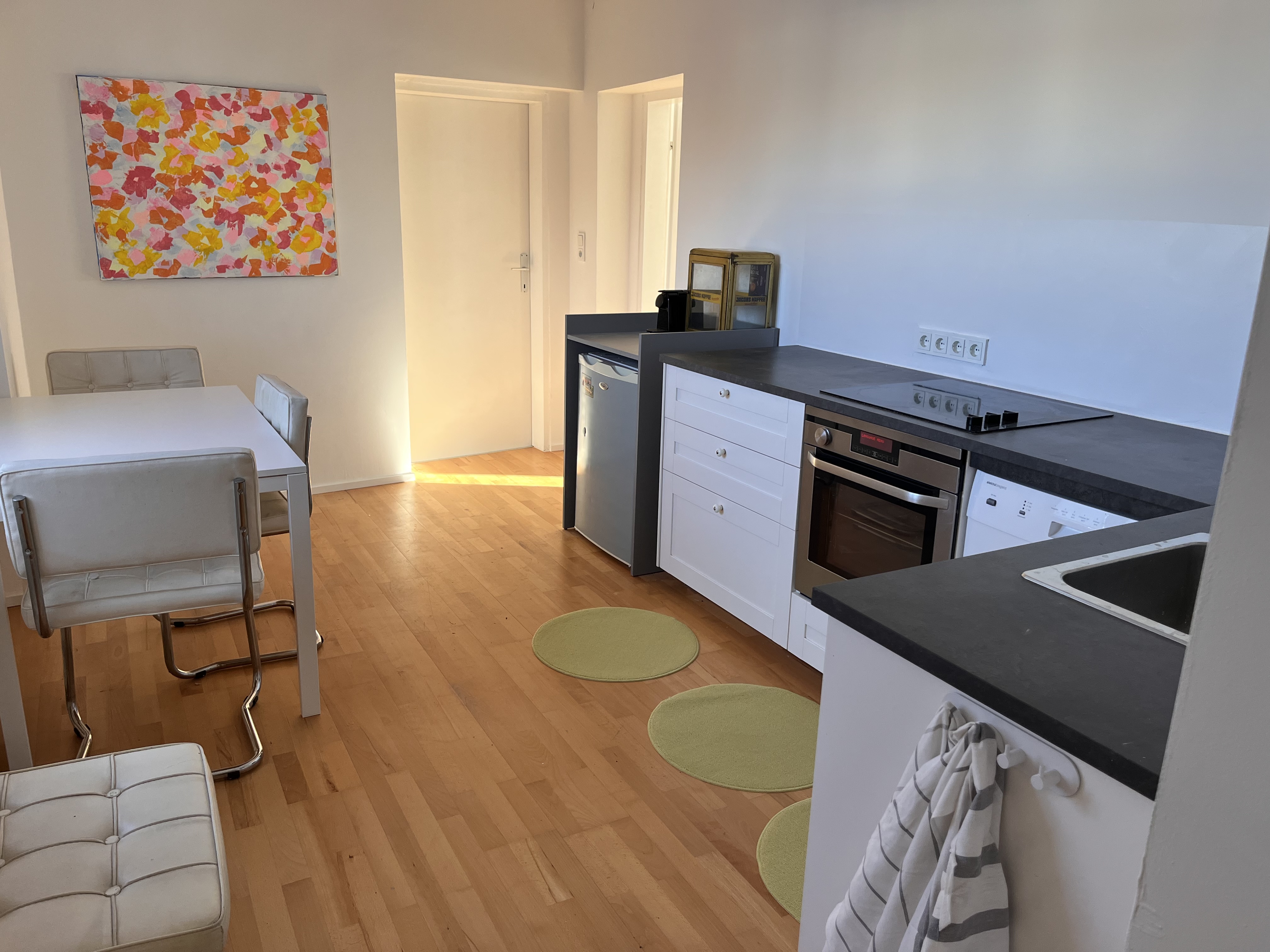 Monteurwohnung - Weidling (Klosterneuburg) - Küche mit Essbereich - Komfortables Apartment: 2 Einzel-, 1 Doppelzimmer
