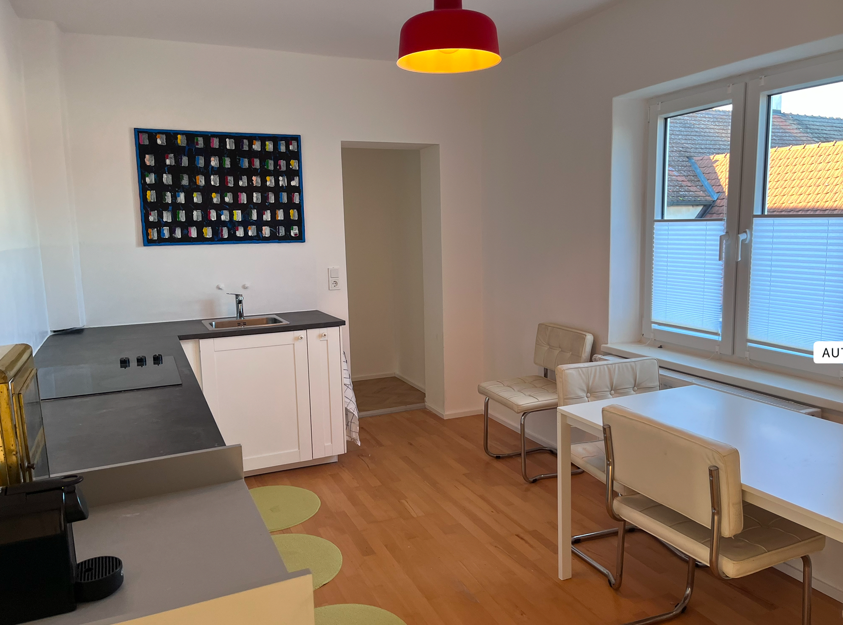 Monteurzimmer: Küche mit Essbereich - Komfortables Apartment: 2 Einzel-, 1 Doppelzimmer