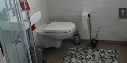 Monteurwohnung - Kaffeemaschine - Schleswig-Holstein - Duschbad mit Waschmaschine oben - Toma Vermietung