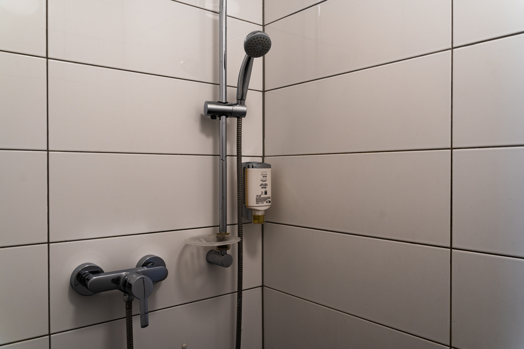 Monteurzimmer: Dusche - Flaty-Apartmenthaus H13