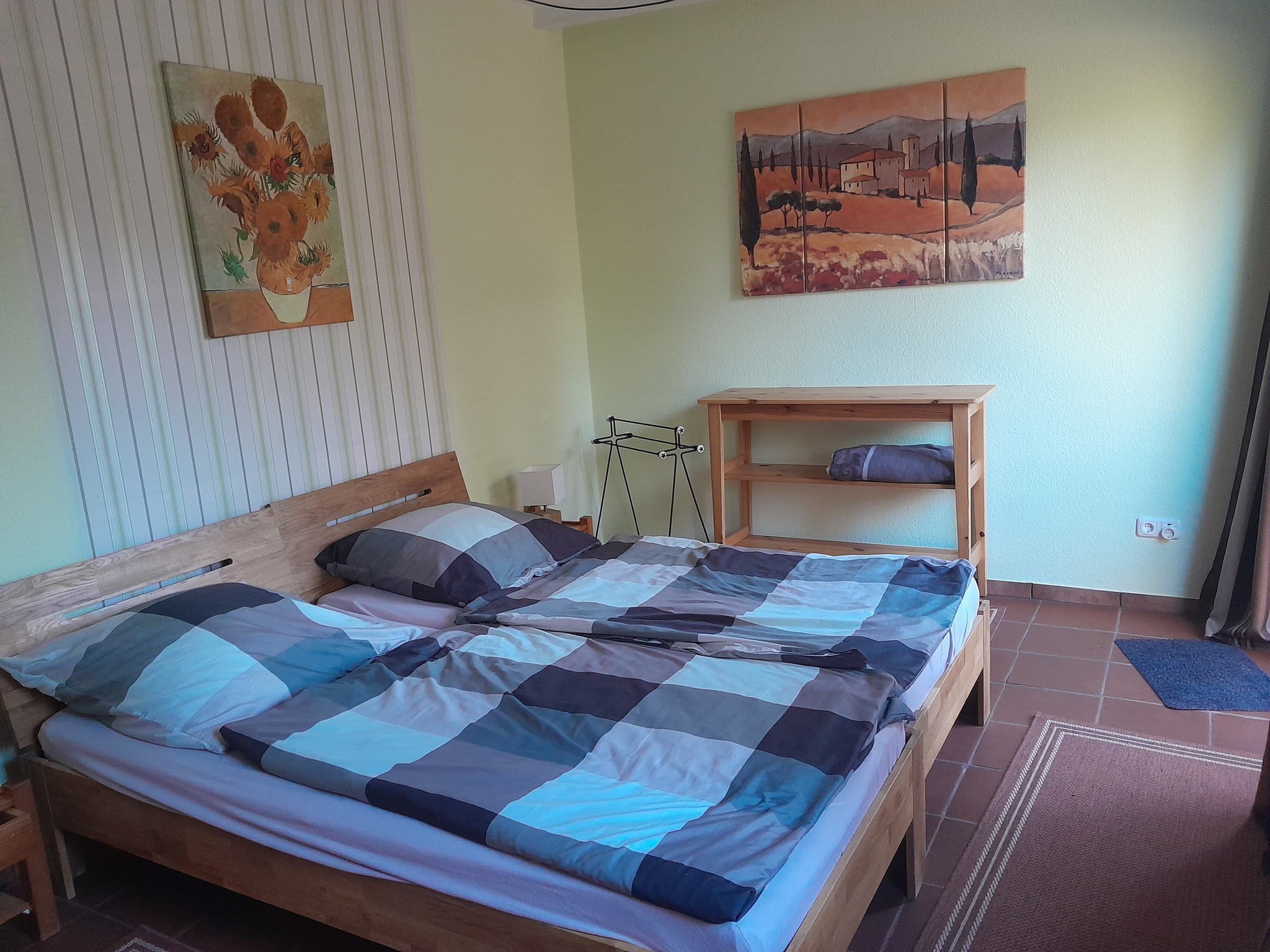 Monteurwohnung - Parkplatz: eigener Parkplatz vorhanden - Weserbergland, Harz ... - Schlafzimmer: Doppelbett, Schrank, Zugang zur Terrasse - Ferienwohnung Wietze