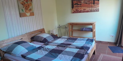 Monteurwohnung - PLZ 29303 (Deutschland) - Schlafzimmer: Doppelbett, Schrank, Zugang zur Terrasse - Ferienwohnung Wietze