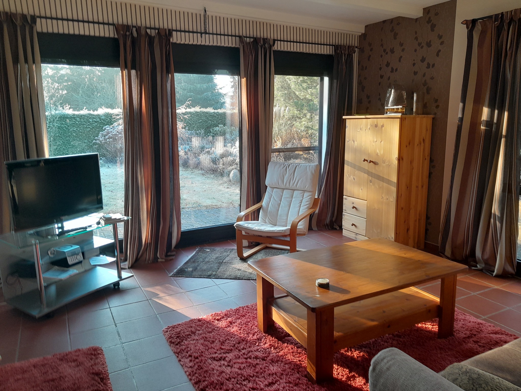 Monteurwohnung - Parkplatz: eigener Parkplatz vorhanden - Weserbergland, Harz ... - Wohnzimmer: Schlafsofa, TV, Terassenzugang, Blick ins Grüne - Ferienwohnung Wietze