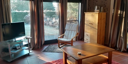 Monteurwohnung - PLZ 29303 (Deutschland) - Wohnzimmer: Schlafsofa, TV, Terassenzugang, Blick ins Grüne - Ferienwohnung Wietze