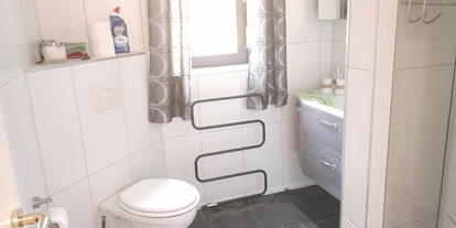 Monteurwohnung - PLZ 29303 (Deutschland) - Badezimmer: ebenerdige Dusche, WC, Tageslicht - Ferienwohnung Wietze