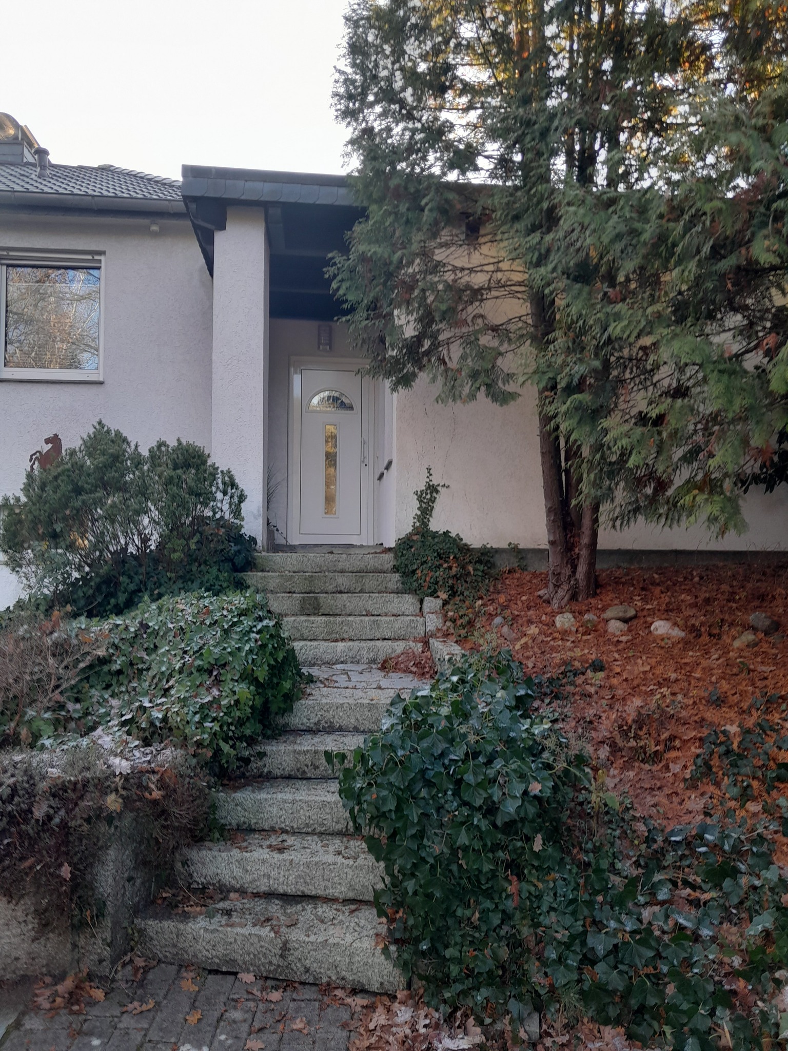 Monteurzimmer: Eigener Eingang und Parkplatz vor dem Haus - Ferienwohnung Wietze