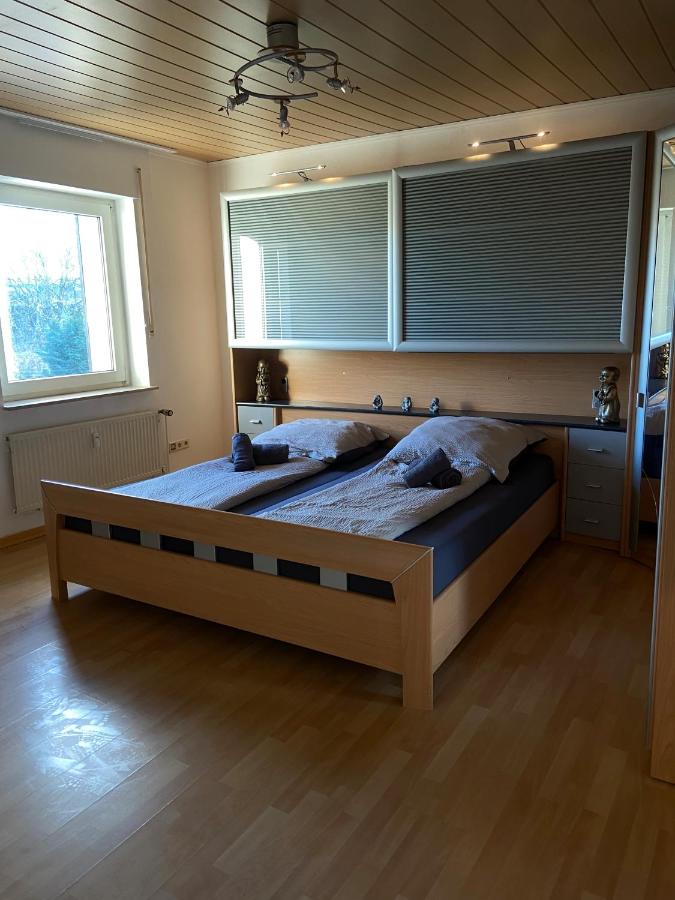 Monteurwohnung - PLZ 45326 (Deutschland) - Schlafraum mit großen Eckkleiderschrank - Wohnglück 5