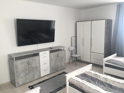 Monteurwohnung - Balkon - Deutschland - Mehrbettzimmer in der 4 Raum - Wohnung mit separatem Esszimmer . In dieser Wohnung befinden sich auch ein 2 Bett - Zimmer sowie ein 1 Bett - Zimmer mit Balkon . Max. Belegung für 7 Personen. Lage : Bremerhaven - Geestemünde  - Cityhome Bremerhaven