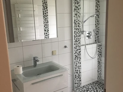 Monteurwohnung - Balkon - Deutschland - Duschbad in der Park - Villa . 5 Raum - Villa mit 3 Bädern , 40 qm Wohn / Essbereich mit Kamin und offener Küche . Echtholz - Parkettböden . Das Haus ist voll ausgestattet . Zwei Terrassen und 1700qm Grundstück. Garage und Stellplätze . Max. Belegung für 9 Personen . Preis auf Anfrage  - Cityhome Bremerhaven