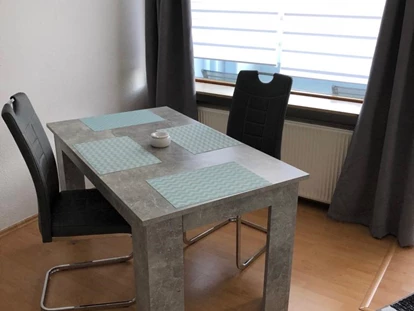 Monteurwohnung - Balkon - Deutschland - Detailfoto ( 2 Bett - Schlafraum ) in der 2 Raum Wohnung  Stadtteil - Geestemünde  - Cityhome Bremerhaven