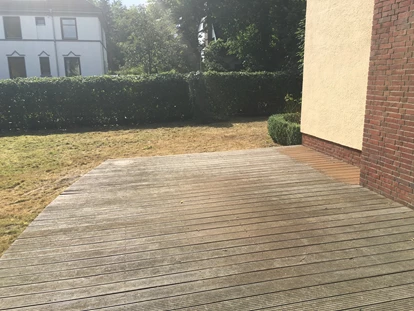 Monteurwohnung - Balkon - Deutschland - Detailfoto  ( Eine der beiden Terrassen und Garten ) der Park - Villa  Bremerhaven Speckenbütteler Park  - Cityhome Bremerhaven
