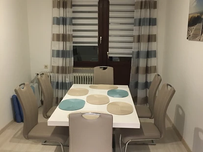 Monteurwohnung - Balkon - Deutschland - Detailfoto ( Esszimmer in einer 3 Raum - Wohnung mit Zugang zum sonnigen Süd - West Balkon mit Deichblick ) .  - Cityhome Bremerhaven