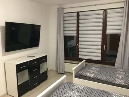 Monteurwohnung - Balkon - Deutschland - Detailfoto ( 2 - Bett Zimmer in einer 3 Raum Wohnung in Bremerhaven - Mitte im Zentrum ) . Sämtliche Zimmer mit 55 / 65 “ er TV ´ s .  - Cityhome Bremerhaven