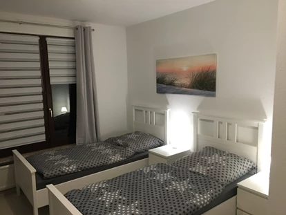 Monteurwohnung - Balkon - Deutschland - Detailfoto ( 2 Bettzimmer in einer 3 Raum - Wohnung in Bremerhaven - Mitte im Zentrum ) mit bodentiefen Fenstern und City - Blick .  - Cityhome Bremerhaven