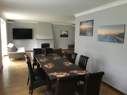 Monteurwohnung - Balkon - Deutschland - Esszimmer mit  Parkettboden , Kamin  und Wohnzimmer inkl. Zugang zu einer der beiden Terrassen in der Stadtvilla  - Cityhome Bremerhaven