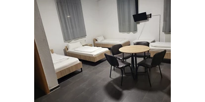 Monteurwohnung - PLZ 74336 (Deutschland) - Microapartment 4 Bett Zimmer Max. 4 Personen.
Eigene Küche und eigenes Badezimmer - Pension Jasmin