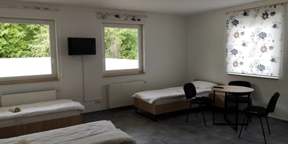 Monteurwohnung - PLZ 74336 (Deutschland) - Microapartment 4 Bett Zimmer Max. 4 Personen.
Eigene Küche und eigenes Badezimmer - Pension Jasmin