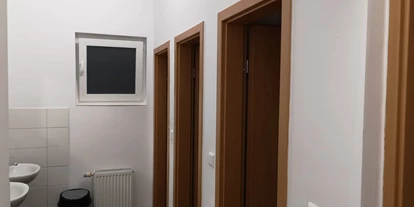 Monteurwohnung - PLZ 74336 (Deutschland) - Gemeinschaftsbadezimmer. - Pension Jasmin