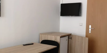 Monteurwohnung - PLZ 74336 (Deutschland) - Doppelzimmer mit 2 Einzelbetten.
Gemeinschaftsküche und Badezimmer auf Etagenebene. - Pension Jasmin