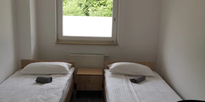 Monteurwohnung - PLZ 74336 (Deutschland) - Doppelzimmer mit 2 Einzelbetten.
Gemeinschaftsküche und Badezimmer auf Etagenebene. - Pension Jasmin