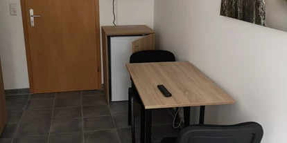 Monteurwohnung - PLZ 74336 (Deutschland) - Doppelzimmer mit 2 Einzelbetten.
Gemeinschaftsküche und Badezimmer auf Etagenebene. - Pension Jasmin