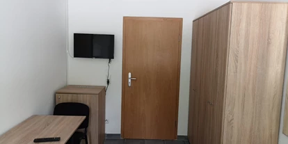 Monteurwohnung - PLZ 74336 (Deutschland) - Doppelzimmer mit 2 Einzelbetten.
Gemeinschaftsküche und Badezimmer auf Etagenebene. - Pension Jasmin