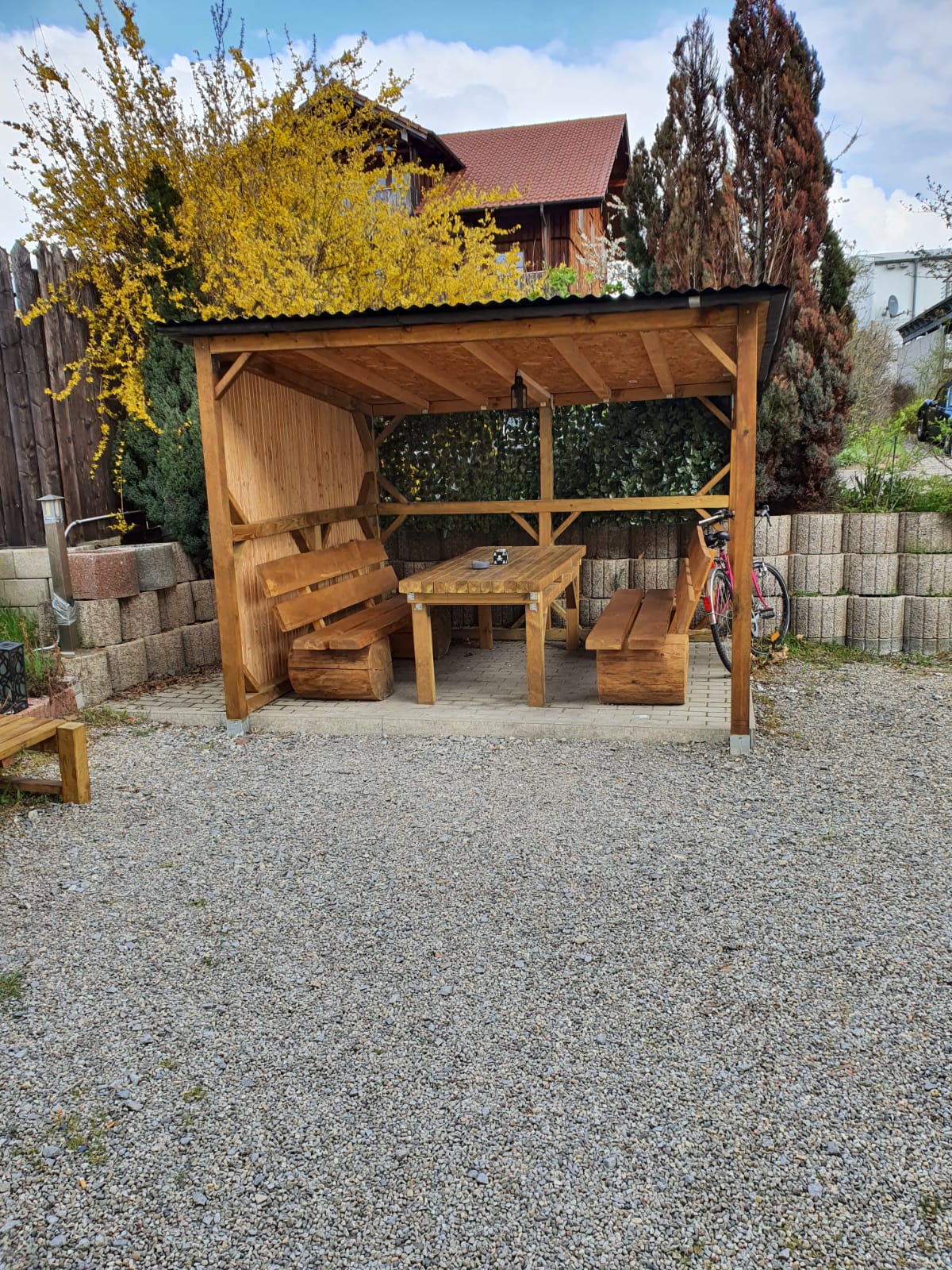 Monteurzimmer: Sitzecke im Außenbereich. Kostenlose Parkplätze. - Pension Jasmin
