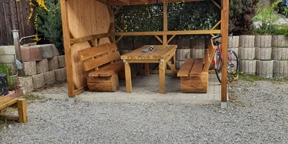 Monteurwohnung - PLZ 74336 (Deutschland) - Sitzecke im Außenbereich. Kostenlose Parkplätze. - Pension Jasmin