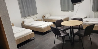 Monteurwohnung - PLZ 74336 (Deutschland) - Microapartment 4 Bett Zimmer Max. 4 Personen.
Eigene Küche und eigenes Badezimmer - Pension Jasmin