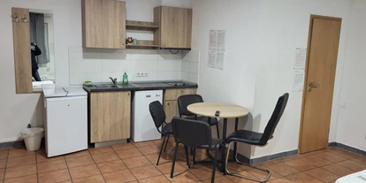 Monteurwohnung - PLZ 74336 (Deutschland) - Microapartment Doppelzimmer mit Einzelbetten max. 2 Personen. 
Eigene Küche und eigenes Badezimmer. - Pension Jasmin