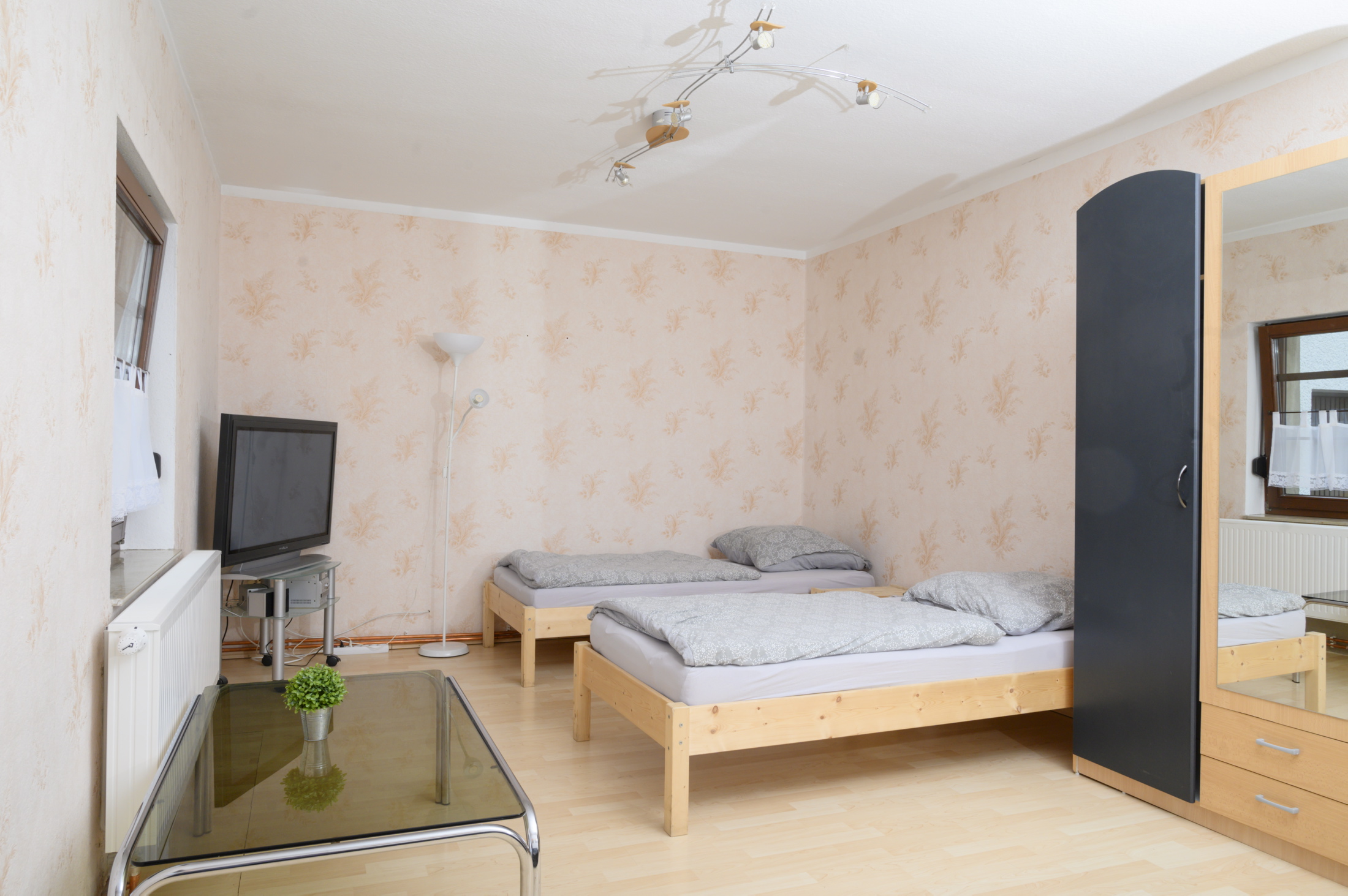 Monteurwohnung - Parkplatz: eigener Parkplatz vorhanden - Priestewitz - Doppelzimmer mit Fernseher - McGoodnight - Monteurwohnung Nähe Dresden