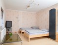 Monteurzimmer: Doppelzimmer mit Fernseher - McGoodnight - Monteurwohnung Nähe Dresden, Grh. Str-Priestewitz, bis zu 14 Personen, ab 13,95€/p.P.