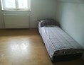 Monteurzimmer: Schlafzimmer mit Einzelbett. - Ruhiges Gästehaus im Grünen