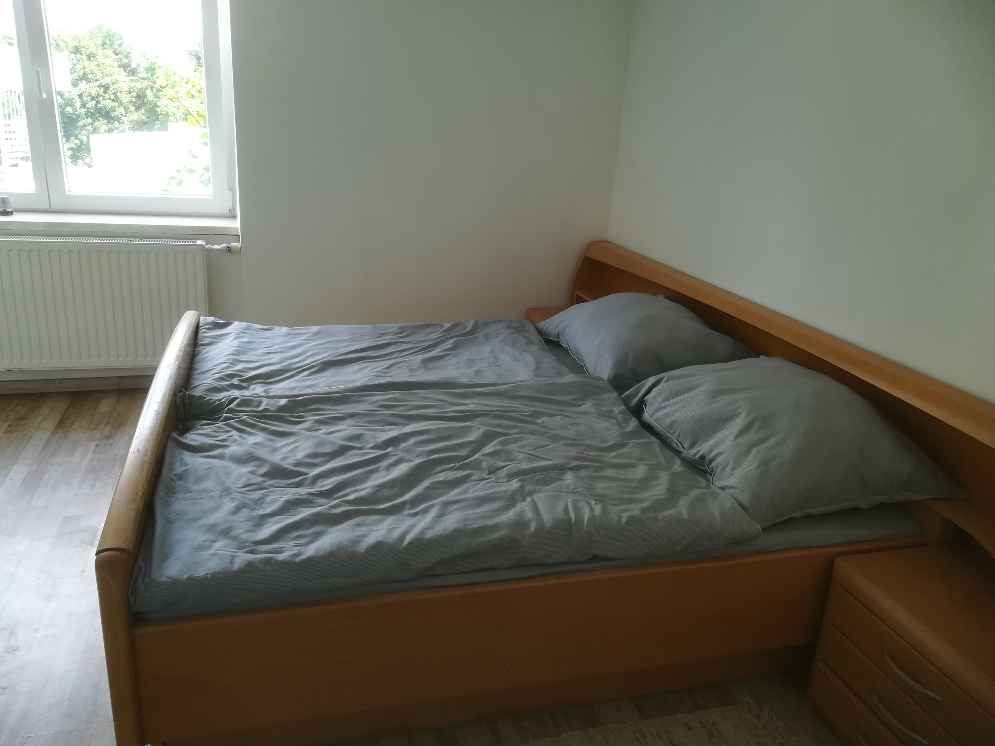 Monteurwohnung - Waschmaschine - Steiermark - Doppelbett im Doppelzimmer. - Ruhiges Gästehaus im Grünen