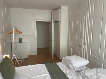 Monteurwohnung - Parkplatz: kostenlose Parkplätze in der Straße - Schweiz - Schlafzimmer / Doppelbett - The R Apartment Munot - Old Town